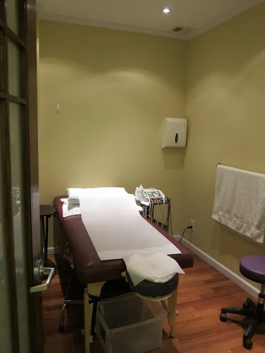 Dr. Yom's Chiropractic & Alternative Care (Carezone Rehabilitation Center) Picture 2