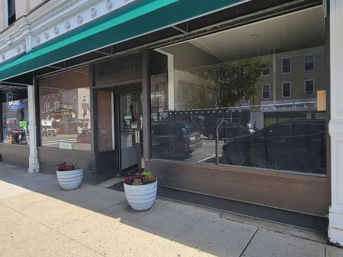 Kahn Bruce R DC, Chiropractor Picture 1