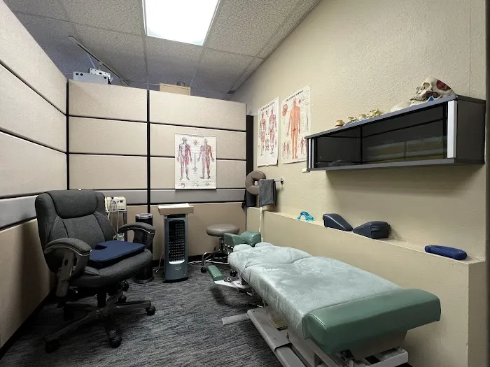 Lock Chiropractic Inc(郭) Picture 5