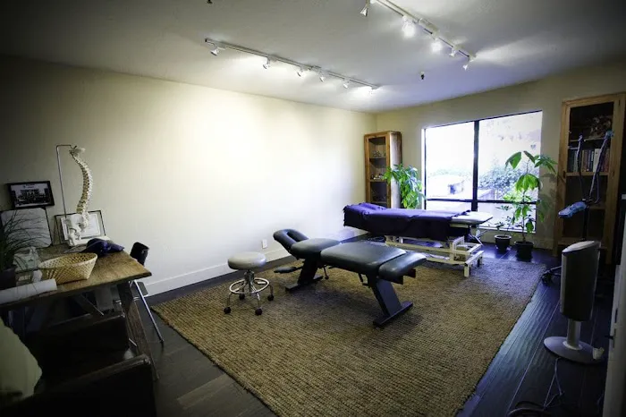 Momentum Chiropractic Clinic - Spine Pain Relief - Dr. Khanin Picture 5