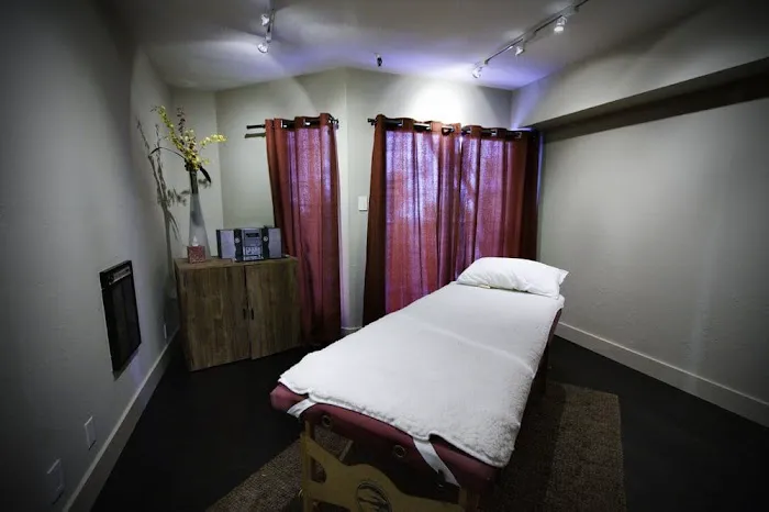 Momentum Chiropractic Clinic - Spine Pain Relief - Dr. Khanin Picture 7