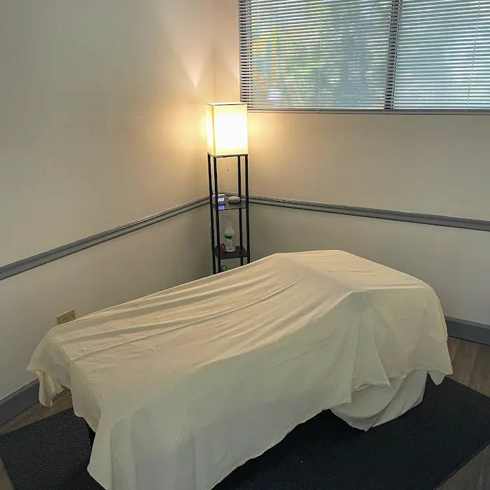 904 Chiropractic & Injury Center - Westside Picture 3