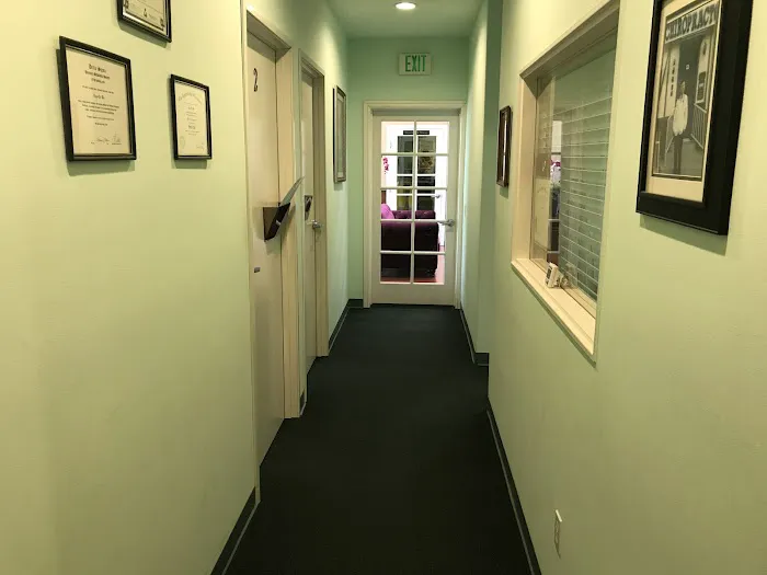 ChenChi Wu Chiropractic 伍禎祺脊醫中心 Picture 2