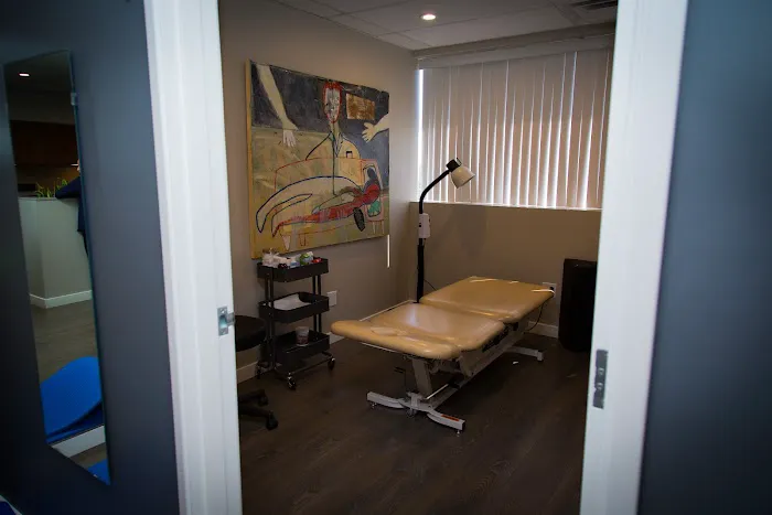 Encino - Dr. Brian Gordon Chiropractic Acupuncture Picture 4