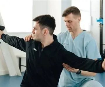 Chiropractic vs Physical Therapy: What Chiropractors Recommend & When to Choose