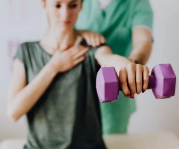 How to Relieve Pain with Chiropractic vs Physical Therapy Without Medication – Chiropractor Approved